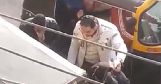 بالفيديو.. ضابط شرطة ينقذ سائق توك توك من 3 بلطجية بالدقهلية