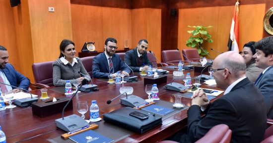 وزيرة الاستثمار تبحث مع عضو البرلمان الألمانى زيادة التعاون المشترك