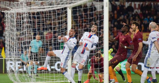 بالفيديو.. الشوط الأول: روما 1-1 ليون.. الذئاب على أعتاب توديع يوروباليج