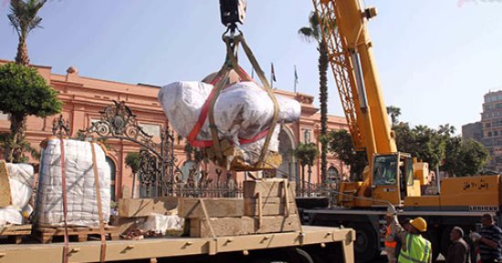 بالصور.. المشرف على نقل رمسيس الثانى: التمثال الملكى وضع بحديقة المتحف المصرى بسلام