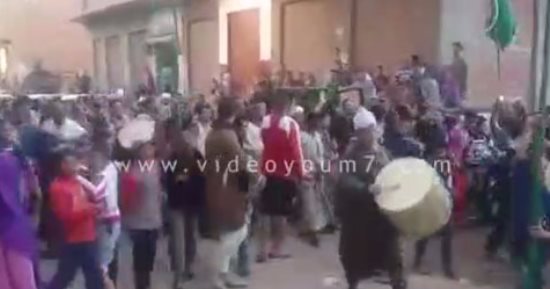 بالفيديو.. تشييع جثمان متوفى منذ 4 أيام فى زفة بالطبول بمنفلوط