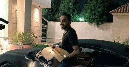 كهربا يستعرض سيارته "البينتلى" هدية التتويج بكأس ولى العهد السعودى 