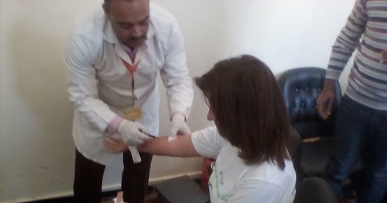 بالفيديو والصور.. وزيرة الهجرة تبدأ زيارتها للمنيا بتحليل فيروس سي