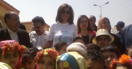 وزيرة الهجرة والكابتن أحمد حسن يشهدان عروضا استعراضية للأطفال بالمنيا