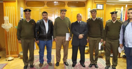 مدير أمن أسوان يكرم ضابطين و3 أمناء على جهودهم فى العمل