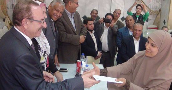 بعد نشر"اليوم السابع" قصتيهما.. محافظ بنى سويف يكرم الأسطوات حنان وفاطمة 