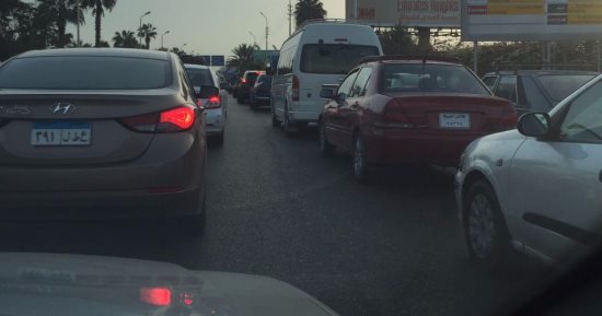 بالصور.. قارئ يرصد شلل مرورى بطريق مطار القاهرة "مش هلحق طيارتى"
