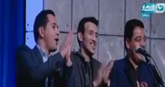 بالفيديو..الدسوقى رشدى يتفاعل مع أغنية "آه لو لعبت يا زهر" على الهواء