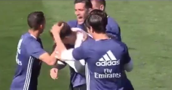 بالفيديو.. تونى كروس يتعرض لموقف محرج فى التدريبات