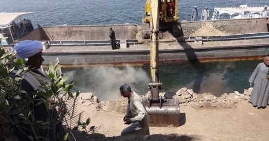 بالصور.. حماية نهر النيل بالأقصر تزيل 3 مخالفات بالكرنك