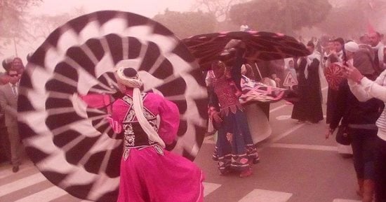 بالصور ..رغم سوء حالة الطقس ..عروض فنية على كورنيش النيل بالمنيا