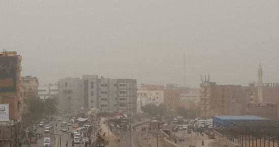 بالفيديو.. شبورة ترابية تغطى سماء أسوان