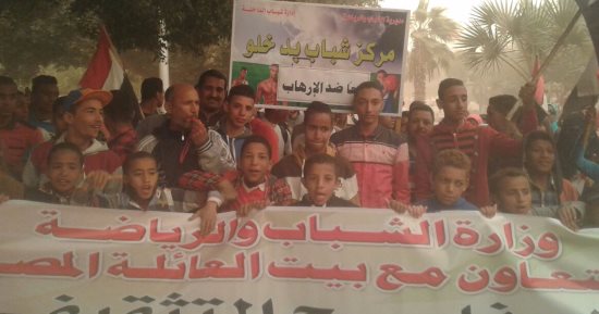 بالفيديو والصور .. محافظ الوادى الجديد يشارك فى مسيرة بيت العيلة المصرية بالداخلة 