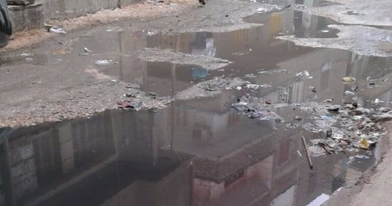 بالصور.. شارع المنشية بالشرقية يغرق فى مياه الصرف الصحى