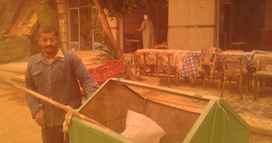 بالفيديو.. عامل نظافة يتحدى العواصف الترابية ويمارس عمله بالوادى الجديد