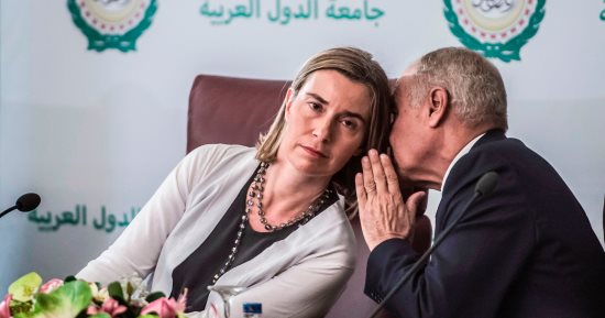 بالصور.. حوارات جانبية بين أبو الغيط و"موجرينى" خلال اجتماع ليبيا