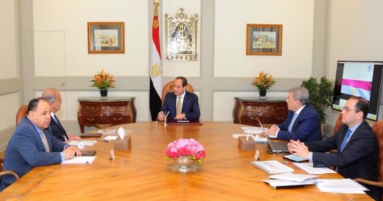 السيسى يبحث الإجراءات اللازمة لخفض عجز الموازنة وحجم الدين العام