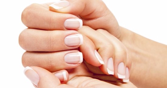 استخدمى زيت الأرجان لتقوية الأظافر الهشة