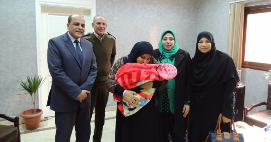 قبل عيد الأم.. الداخلية تسدد ديون سيدة غارمة بالمنوفية