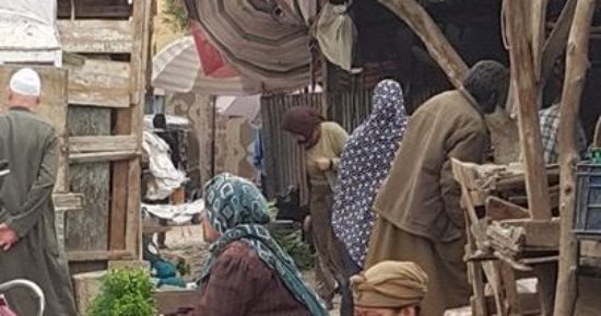 بالصور.. بائعو سوق أبو عامر بالزقازيق يتضررون من قرار الإزالة