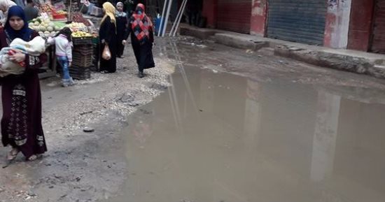 بالصور .. مياه الصرف الصحى تغرق شارع "أبو زيد بدر" فى فيصل 