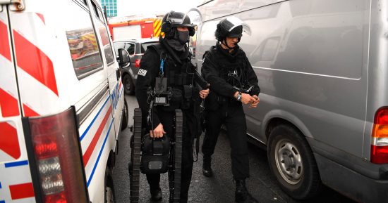مدعى عام باريس: مهاجم مطار أورلى صاح بـ:"أنا هنا للموت فى سبيل الله"