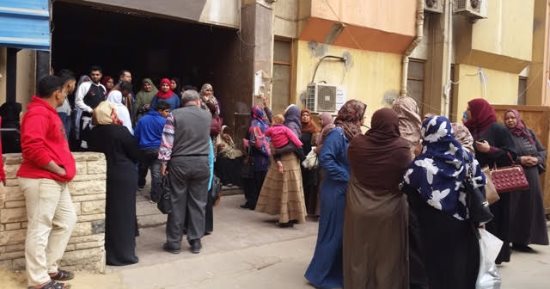 بالصور .. إضراب العشرات من ممرضات جامعة بنها لعدم صرف المكافآت