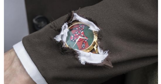 من "الكم الممزق" لإخفاء الوجوه.. "Gucci" يستعرض ساعات اليد بـ"خفه دم" 