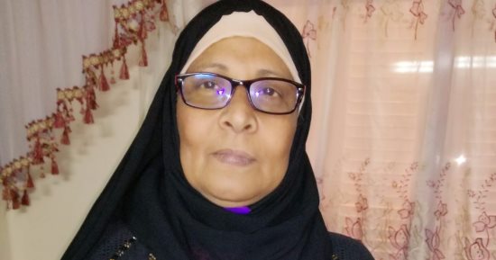 بالصور.. حكاية "رسمية" الأم المثالية بالسويس.. توفى نجلها وترك لها 3 أحفاد 
