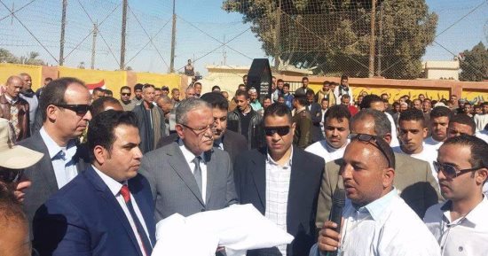 محافظ المنيا يحمل كفنًا رمزيًا ضمن مبادرة شبابية لإنهاء خصومة ثأرية