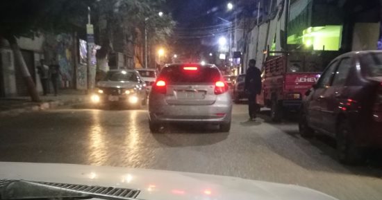 مواطن يرصد سيارة بدون لوحات معدنية فى شارع النميس بأسيوط