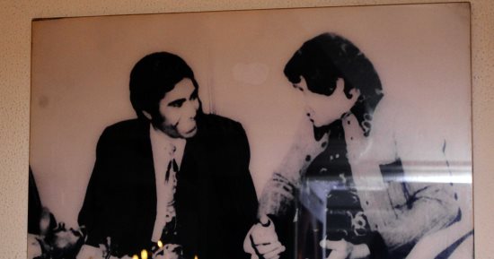 تعرف على قصة الصورة التى جمعت بين العندليب وأحمد عدوية فى "الأريزونا"