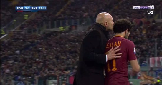 بالفيديو.. سباليتى يقبل رأس محمد صلاح بعد خروجه أمام ساسولو