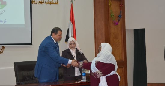 وزير القوى العاملة يكرم 48 أماً مثالية من العاملات بالوزارة