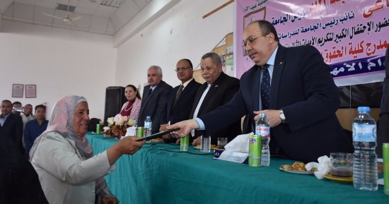 رئيس جامعة السادات يكرم الأم المثالية