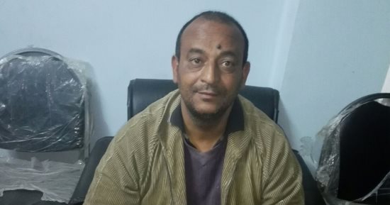 بالصور.. مأساة مواطن ببنى سويف "معين على الورق" وفى الحقيقة "عاطل"