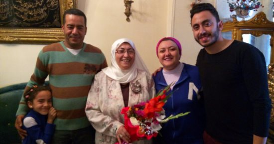 نادية طه الأم المثالية بالسويس.. قهرت الصعب بعد وفاة زوجها لتربية أبنائها