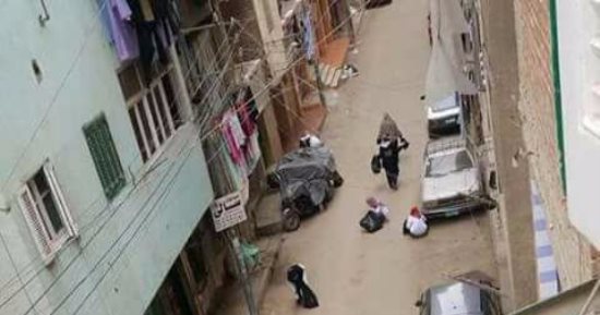 طالبات ماليزيات بجامعة الأزهر فى المنصورة ينظفن شارعهن كل صباح