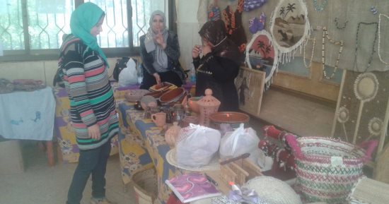 بالصور ..إقبال على معرض منتجات يدوية لصالح مرضى السرطان بالداخلة