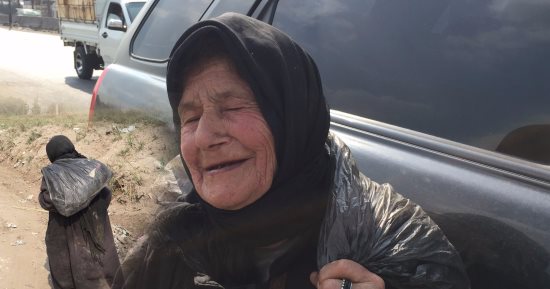 "مرفوعة الهامة تمشى".. بالصور.. الحاجة قدرية عمرها 100 سنة وتسير 4 كيلومتر يوميا بحثا عن الرزق.. تعمل فى جمع زجاجات المياه الغازية وتكفلت بتربية 4 أحفاد.. زوجت 3 منهم وتسعى لإتمام الرسالة