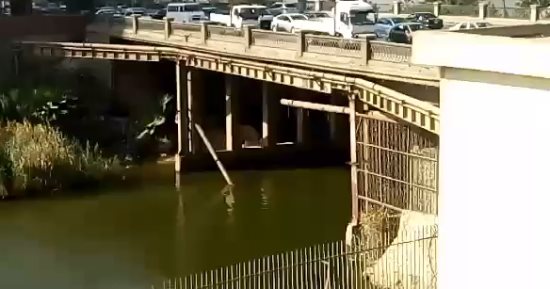 بالفيديو..كسر ماسورة صرف صحى وسقوطها فى نيل المعادى 
