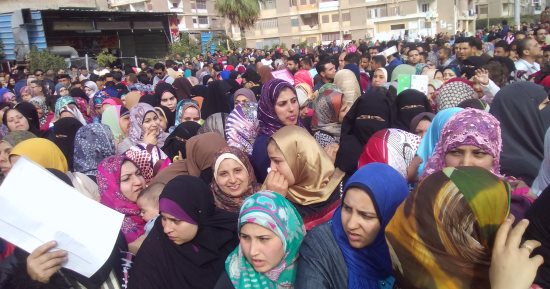 بالفيديو والصور.. زحام شديد بملتقى التوظيف بكفر الشيخ وسط تواجد قوات الأمن