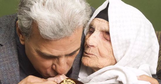 جابر نصار ينشر صورا مع والدته.. ويعلق: أمى سبب وجودى وسر قوتى