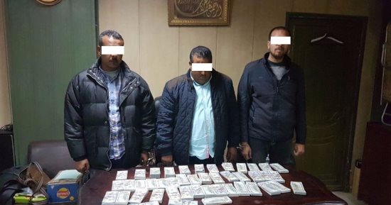 الأموال العامة تضبط 3 تجار عملة بحوزتهم مليون دولار لتداولها بالسوق السوداء