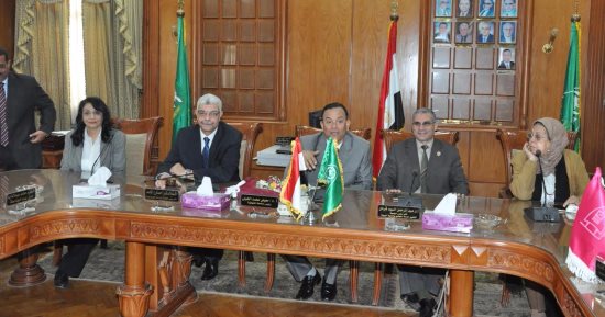 رئيس جامعة المنوفية يكرم أعضاء هيئة التدريس الحاصلين على دبلومة التنمية