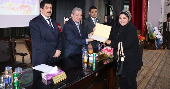 رئيس جامعة بنى سويف يكرم 3 أمهات مثاليات من العاملين بالجامعة