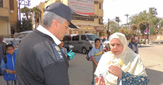 بالصور.. رجال المرور بالأقصر يوزعون الورود والحلوى على الأمهات بالشوارع