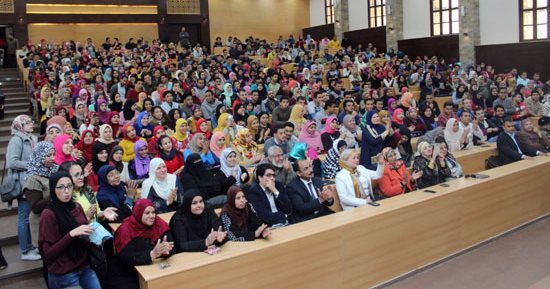 وكيل وزارة الثقافة لطلاب جامعة عين شمس: "عندنا كتب مدعومة زى رغيف العيش"