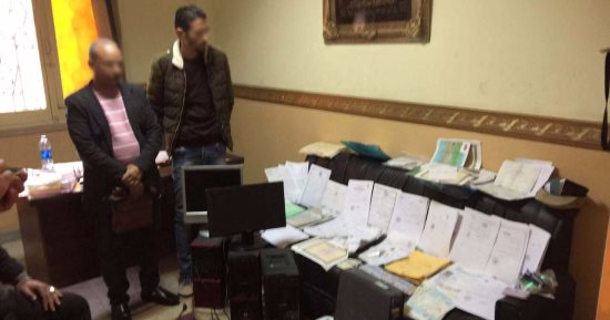 بالصور.. ضبط شخص يزور مستندات وأختام إنهاء تراخيص السيارات فى الإسكندرية