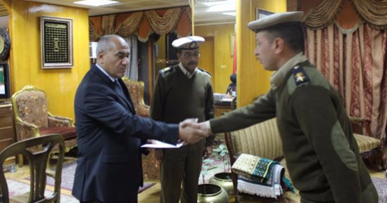 مدير أمن أسوان يكرم ضابط مرور لإخلاصه فى العمل